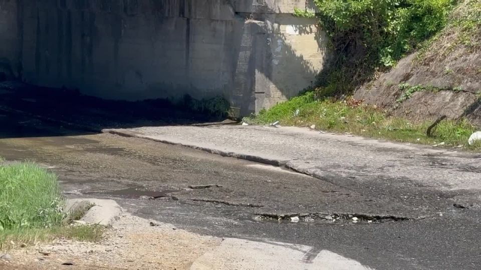 Дорогу под железнодорожным мостом в районе улицы Бейгуа в Сухуме отремонтируют