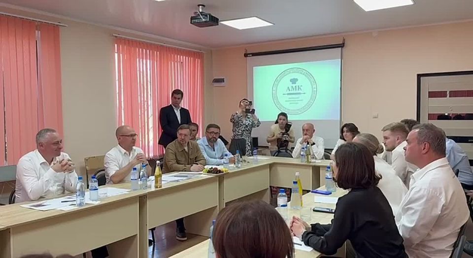Бадра Гунба и Сергей Кириенко посетили Абхазский многоотраслевой колледж