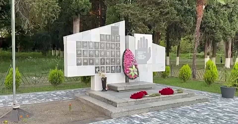 Бадра Гунба и Сергей Кириенко посетили Ачандару, родовое село главы государства