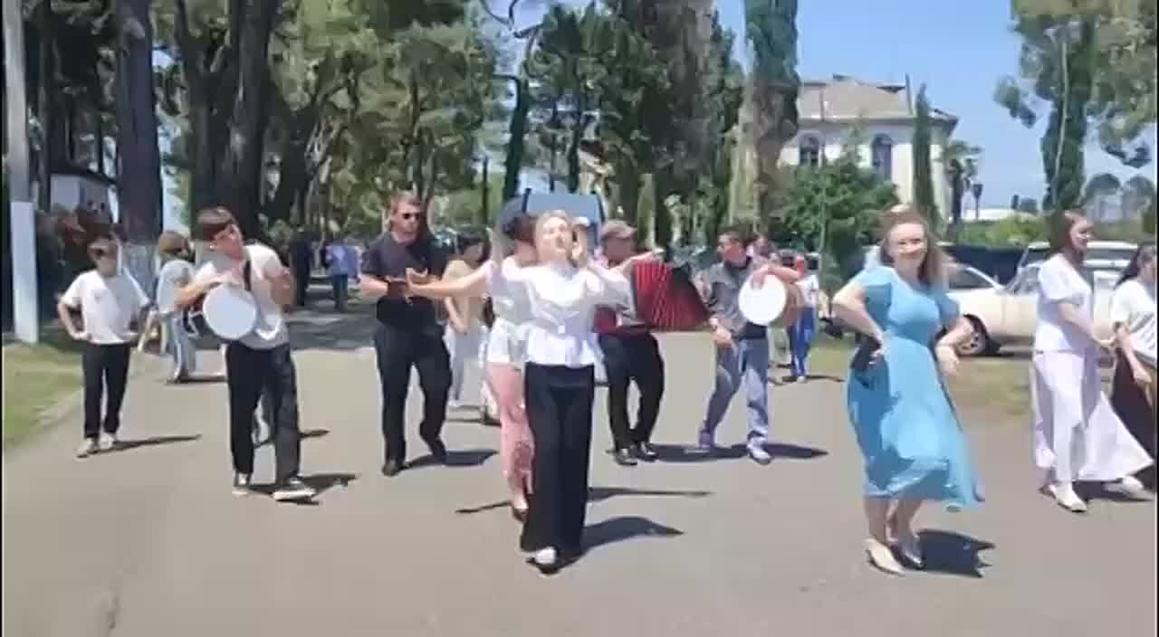 Сельскохозяйственная ярмарка ко Дню города открылась в Очамчыре, рассказала Sputnik завотделом культуры администрации района Амра Булискерия