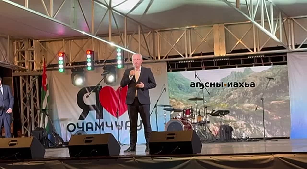 Президент Бадра Гунба поздравил жителей Очамчыры с Днем города