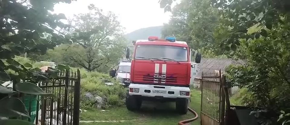 Частный двухэтажный дом загорелся в селе Гума Сухумского района