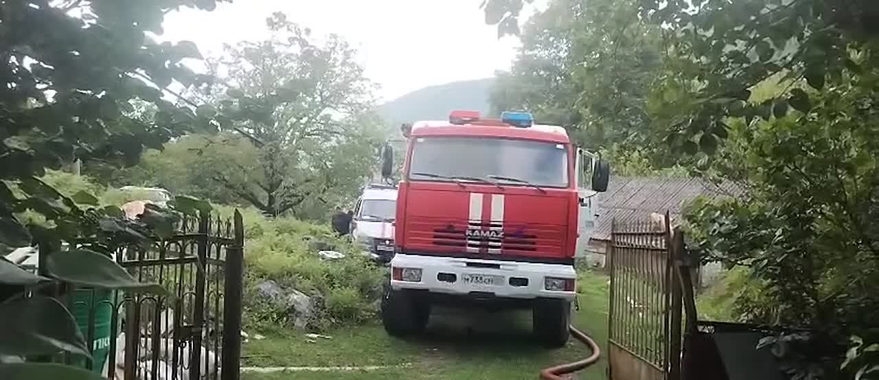Частный двухэтажный дом загорелся в селе Гума Сухумского района