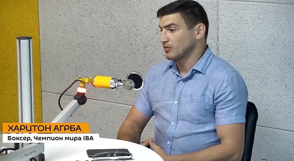 Пять спортзалов в Абхазии получат инвентарь для единоборств, рассказал в эфире радио Sputnik боксер, чемпион мира IBA Харитон Агрба