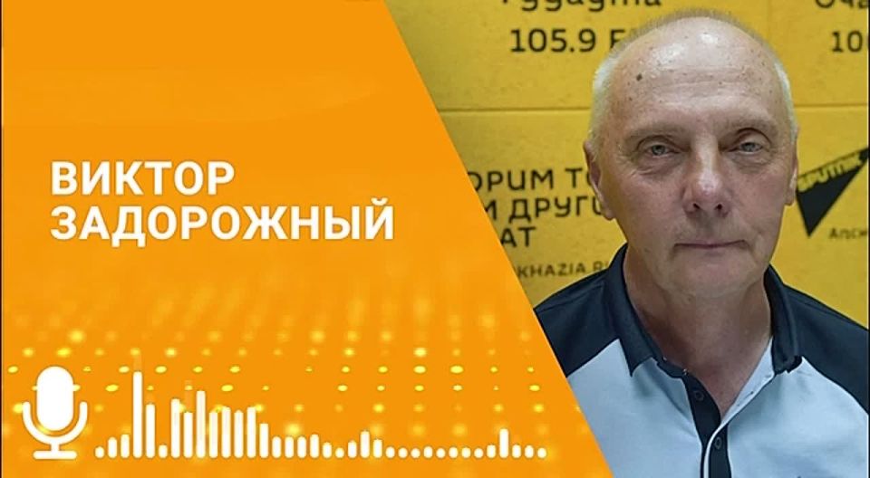 Чтобы стать чемпионом, надо сидеть в воде круглый год, плавание бегом не заменишь, рассказал в эфире радио Sputnik заслуженный тренер Абхазии по плаванию Виктор Задорожный