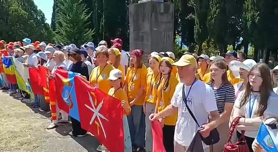 Восьмая международная летняя школа "Учитель года" в Цандрыпше завершилась, рассказал Sputnik руководитель проекта Владимир Головнер