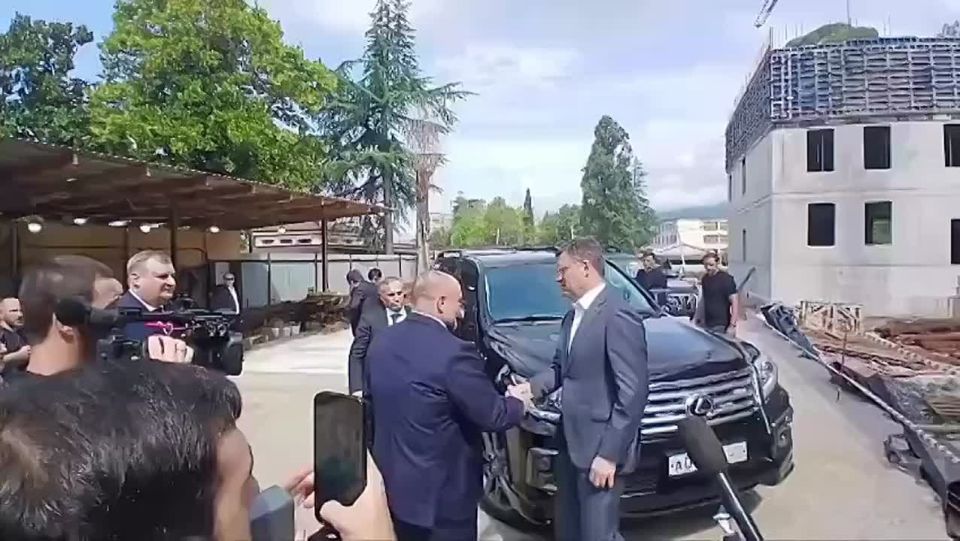 Заместитель председателя Правительства России Александр Новак знакомится с ходом строительства Республиканской детской больницы в Сухуме