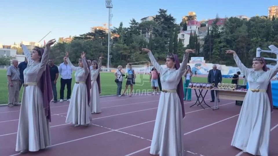 В Ялте прошли муниципальные соревнования по боксу, посвящённые памяти Ремзи Рефатовича Мустафаева — тренера, мастера спорта СССР и заслуженного работника физической культуры. Мероприятие собрало более 200 спортсменов из..