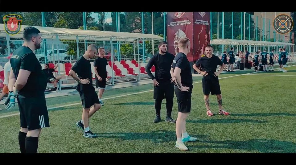 День Флага Абхазии бойцы интербригады «Пятнашка» отметили товарищеским футбольным матчем с молодежью ДНР