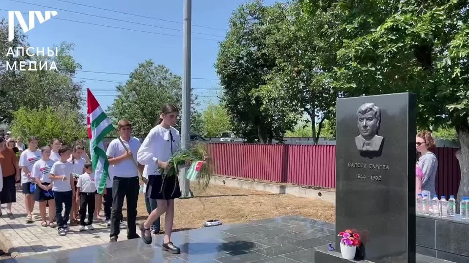 23 июля, в День празднования Государственного флага Абхазии вице-президент Беслан Бигвава почтил память автора флага Валерия Гамгия в с. Кутол