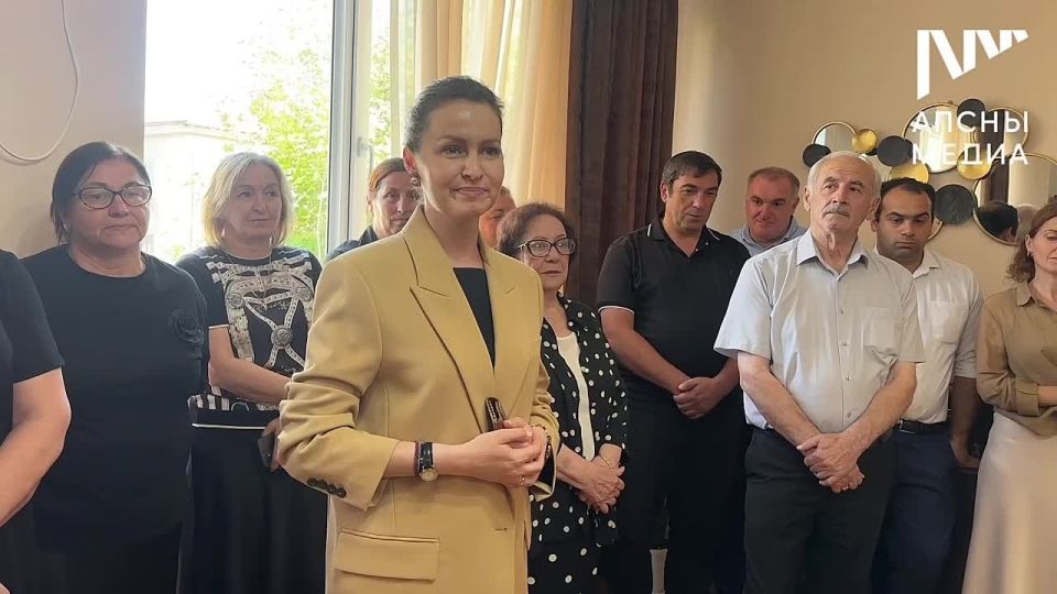 Министр просвещения Хана Гунба представила нового первого заместителя министра Хиблу Шамба сотрудникам министерства