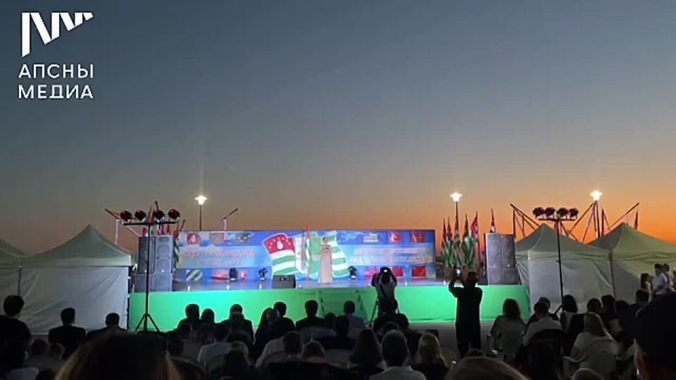 Праздничный концерт, посвященный Дню Государственного флага, проходит на площади победы в Гагре