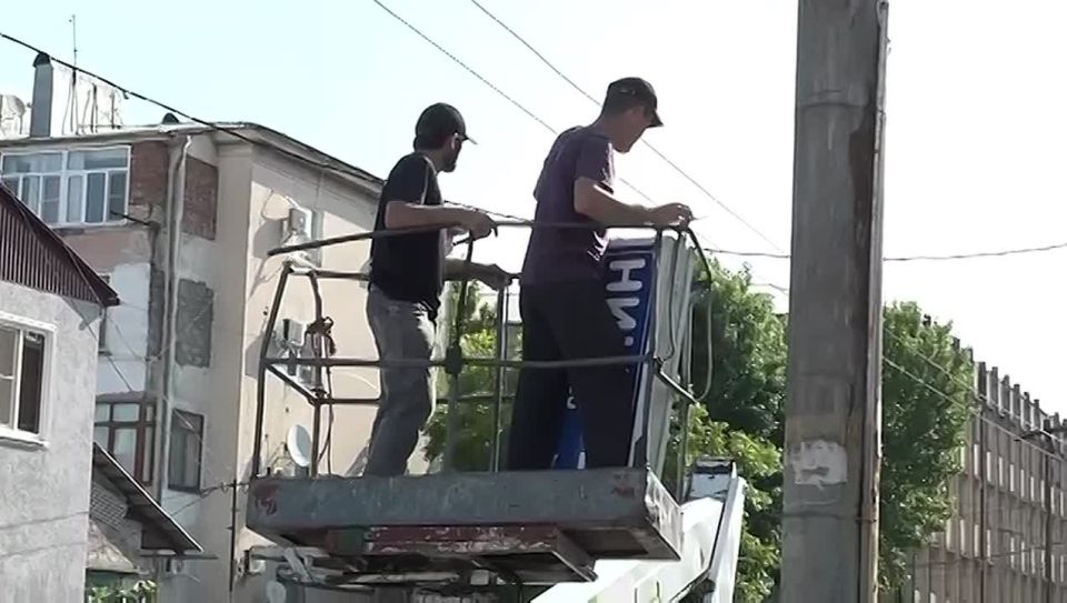 В Сухуме начали демонтаж незаконных рекламных конструкций