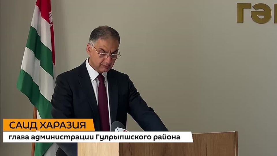 Рост экономических показателей позволил направить средства на материальную помощь уязвимым слоям населения, заявил на отчетном совещании глава Гулрыпшского района Саид Харазия