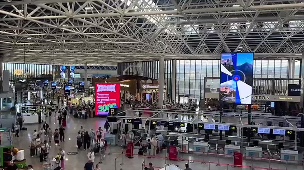 Более 50 рейсов на вылет и прилет в аэропорт Сочи задержаны
