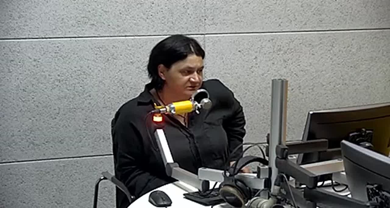 Это история, рассказанная языком минимализма и актерской игры, рассказала в эфире радио Sputnik режиссер фильма "Амааы" Мадина Аргун