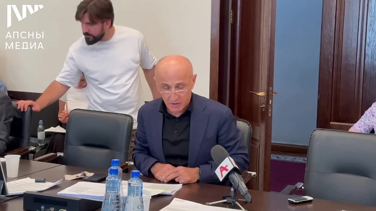 Парламент принял в первом чтении законопроект "О развитии малого и среднего предпринимательства", представленный председателем комитета по экономической политике Резо Зантария