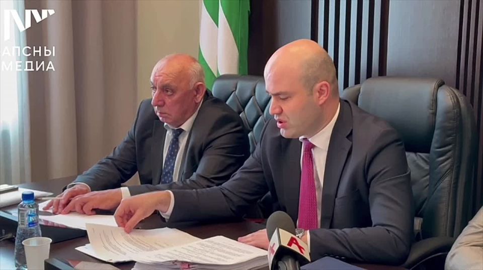 Спикер Парламента Лаша Ашуба представил вновь избранного депутата Парламента Республики Абхазия Астамура Джопуа