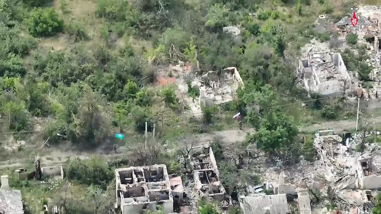 Флаги России и ВДВ подняли в знак освобождения Часова Яра в ДНР