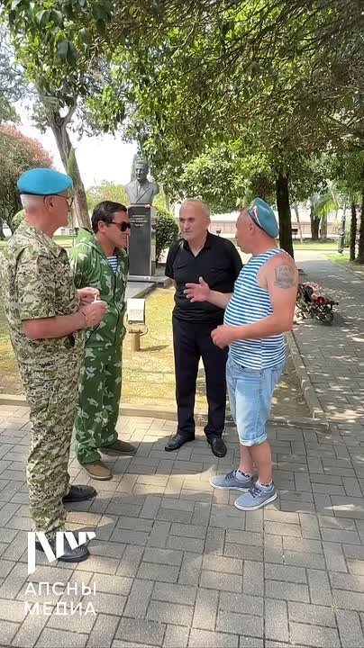 Церемония возложения цветов в День Воздушно-десантных войск состоялась у могилы ветерана Великой Отечественной войны, командира воздушно-десантной бригады Хасана Харазия