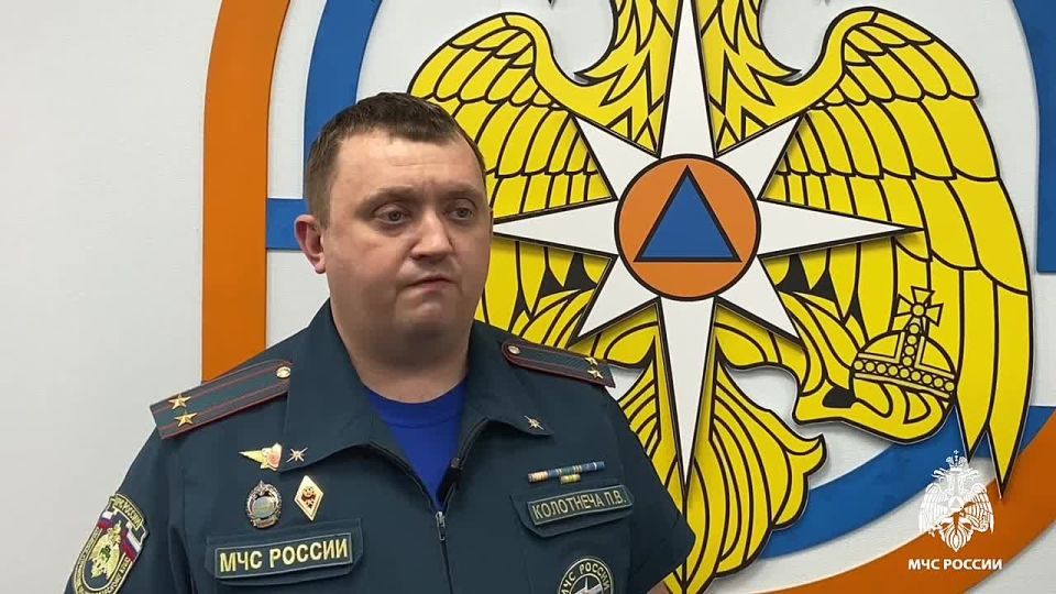 Сотрудники МЧС России эвакуировали 17 туристов из затопленного участка в районе Горячего ключа