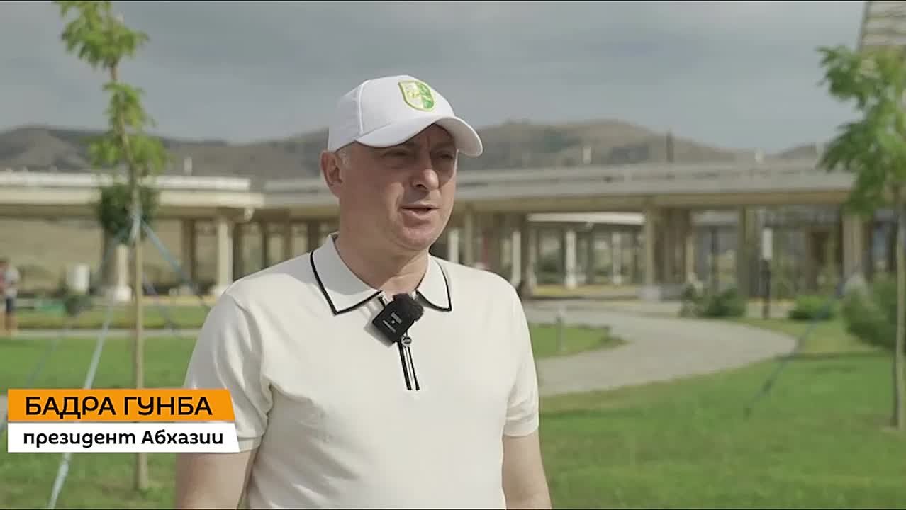 Президент Бадра Гунба посетил фестиваль "Таврида.АРТ" в Крыму