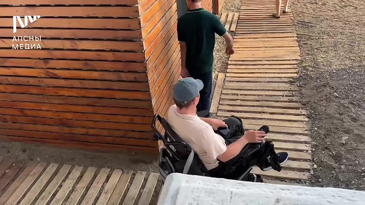 В рамках реализации проекта "Доступная страна души" 5 августа в Сухуме открылась современная инклюзивная набережная, созданная для обеспечения комфортных условий отдыха и реабилитации людей с ограниченными возможностями