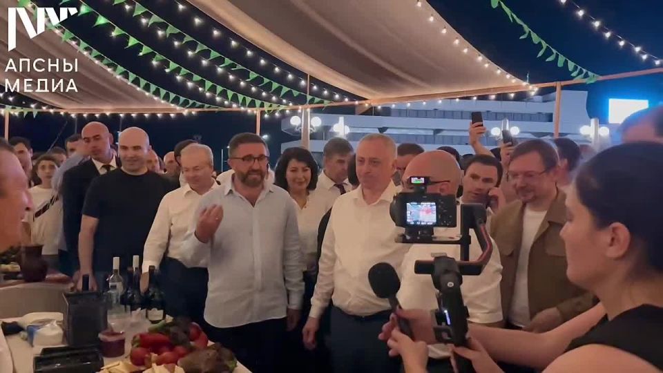 Президент Бадра Гунба и первый замглавы Администрации президента России Сергей Кириенко посетили гастрофестиваль на площади С. Багапша