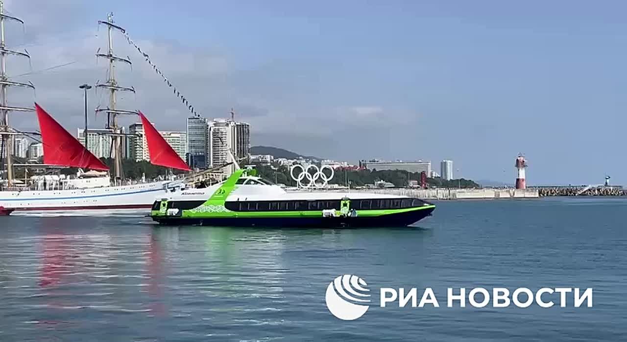 Первый тестовый рейс пассажирского судна "Комета 120М" отправился по морскому пути из Сочи в Сухум при полной загрузке, передает корреспондент РИА Новости