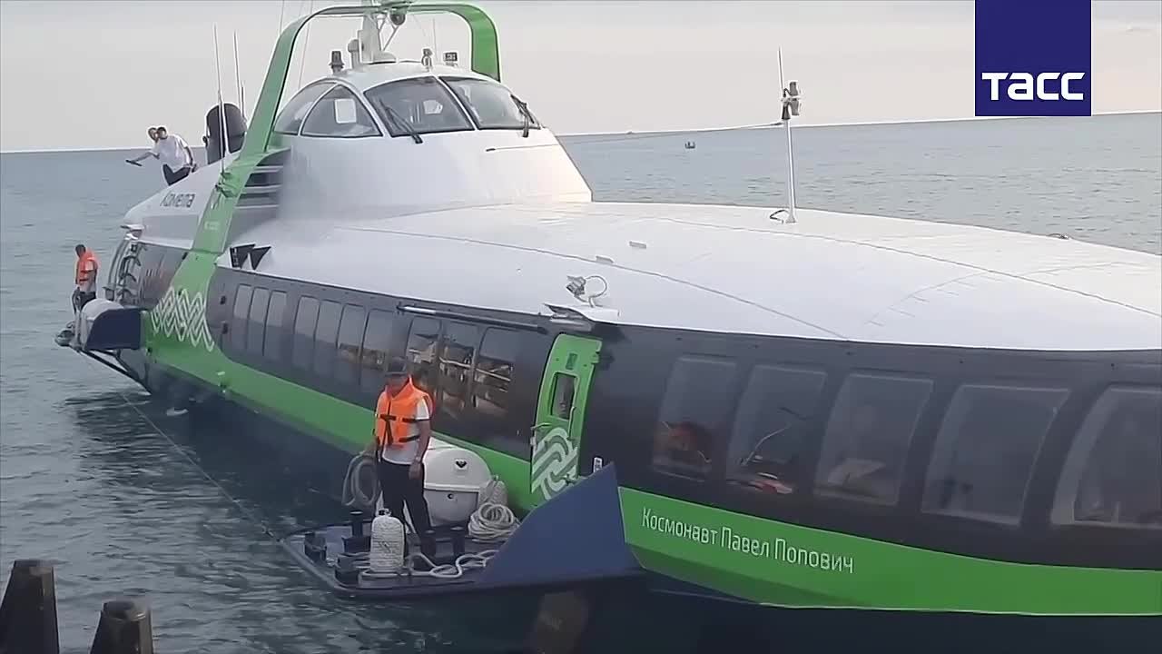 Морское пассажирское скоростное судно "Космонавт Павел Попович" совершило первый тестовый рейс в столицу Абхазии из Сочи, передает корреспондент ТАСС