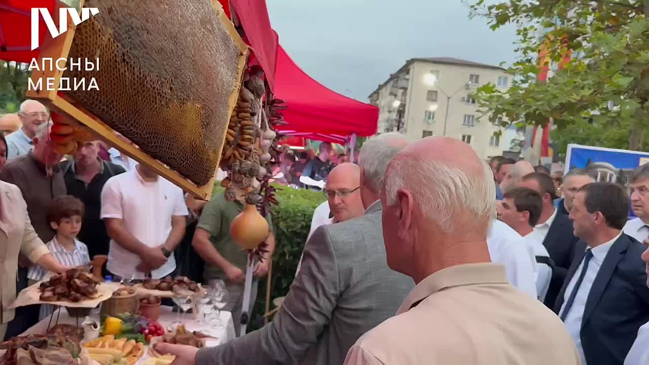 Фестиваль национальной кухни посетили президент Бадра Гунба и первый заместитель руководителя Администрации президента России Сергей Кириенко