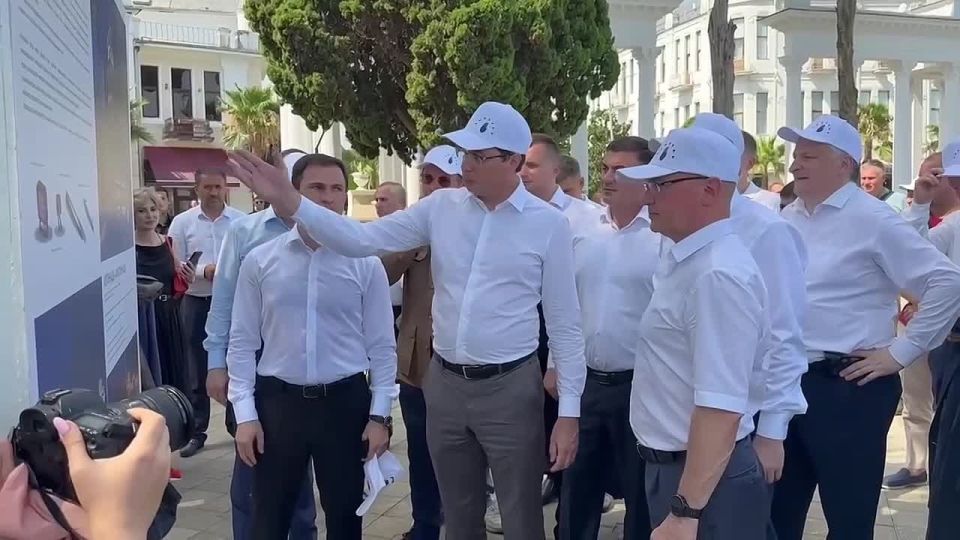 Бадра Гунба и Сергей Кириенко совершили обход набережной Махаджиров