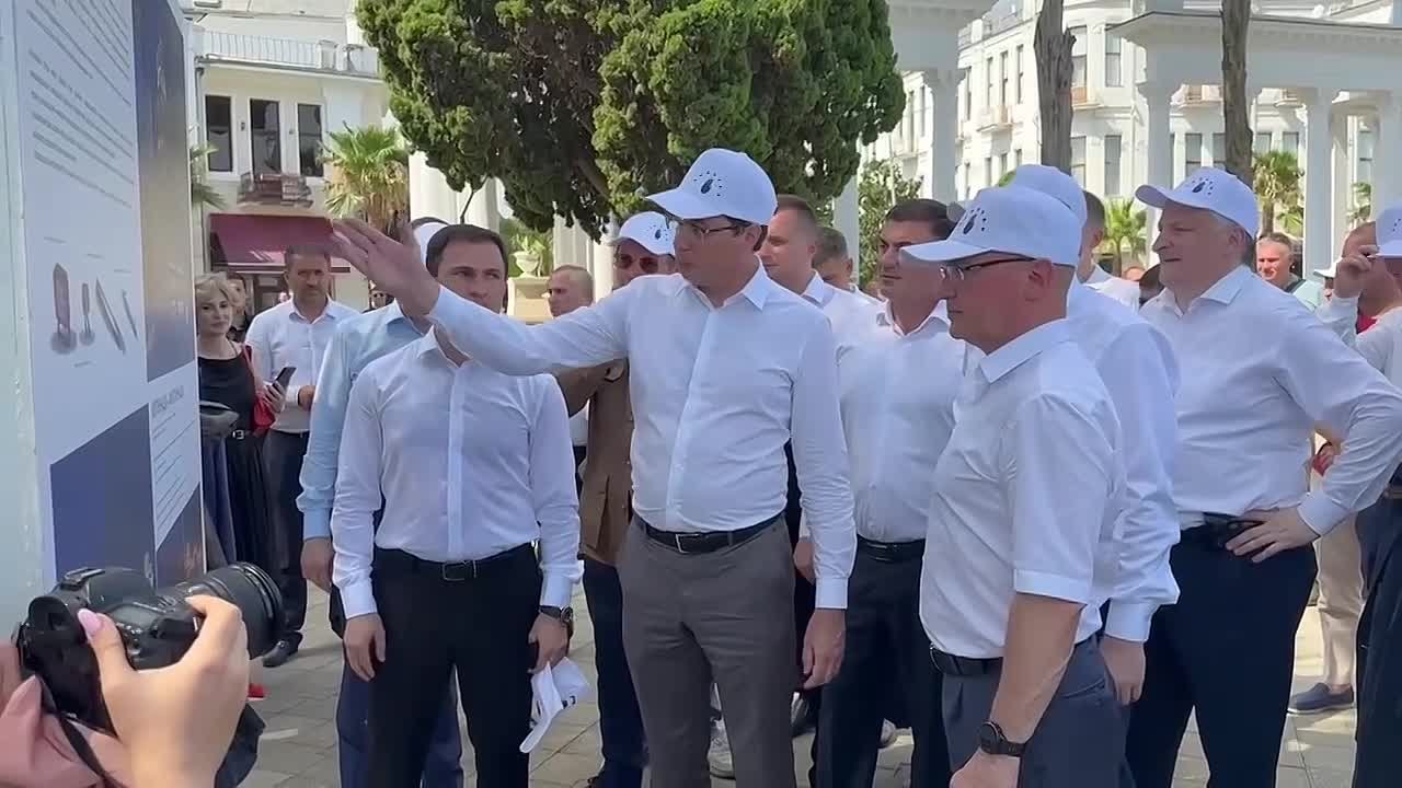 Бадра Гунба и Сергей Кириенко совершили обход набережной Махаджиров