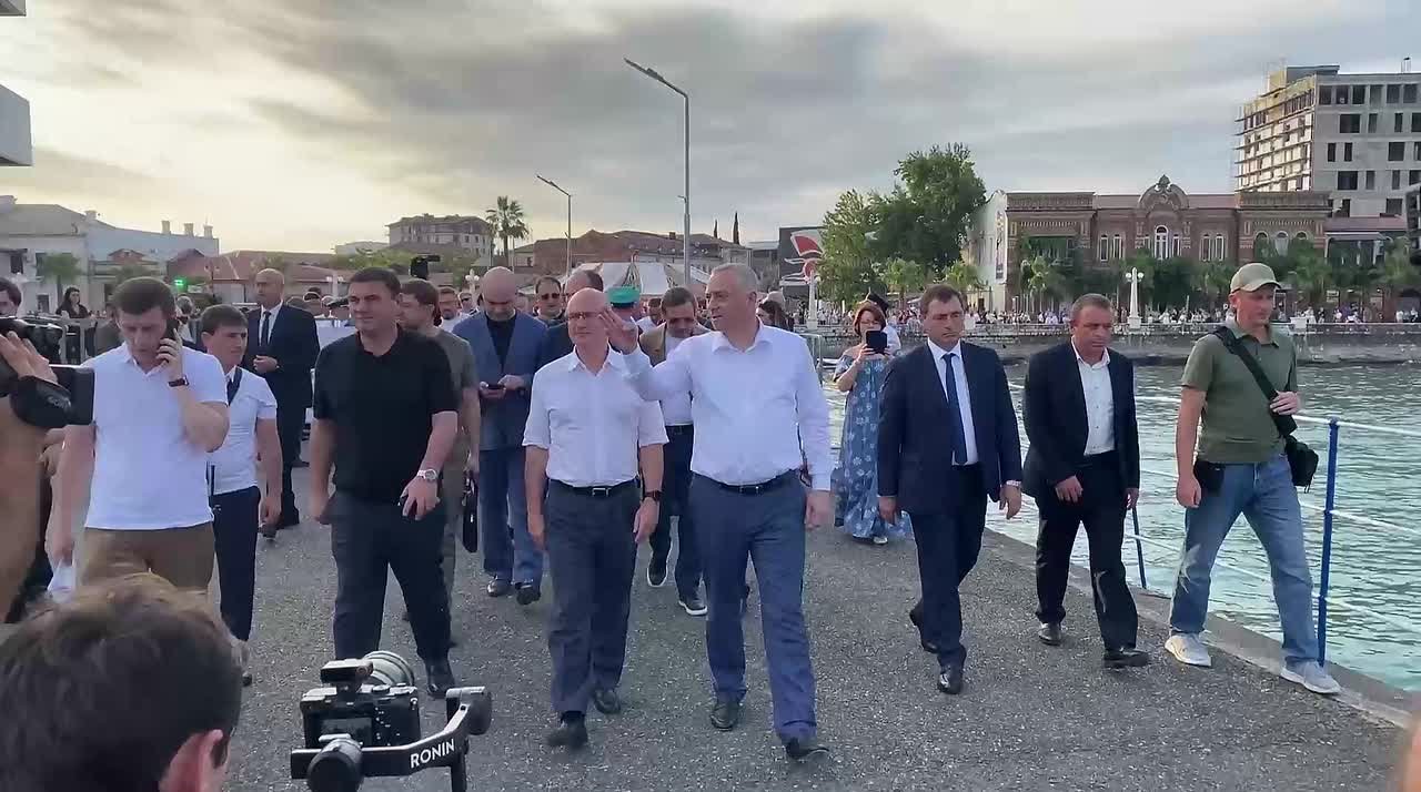 "Путешествие вдоль черноморского побережья Абхазии — это, конечно, красота", — отметил Первый замруководителя Администрации Президента России Сергей Кириенко