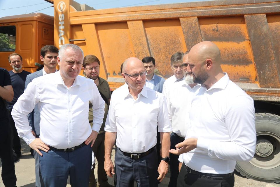 Президент Абхазии Бадра Гунба и Первый заместитель Руководителя Администрации Президента России Сергей Кириенко обсудили вопросы дорожной отрасли