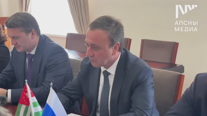 Вопросам развития двустороннего сотрудничества между Абхазией и Псковской областью посвящалась встреча министра Абхазии Владимира Делба и губернатора Псковской области Михаила Ведерникова, которая проходила в Кабинете..