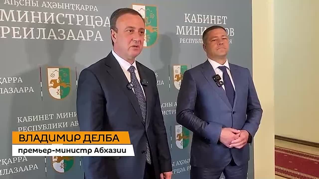 Налаживание авиасообщения между Абхазией и Псковской областью обсудили премьер-министр Владимир Делба и губернатор области Михаил Ведерников