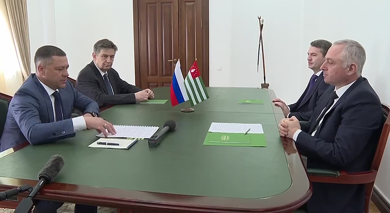 Псковская область готова субсидировать авиарейсы в Сухум, заявил губернатор Михаил Ведерников на встрече с президентом Бадрой Гунба