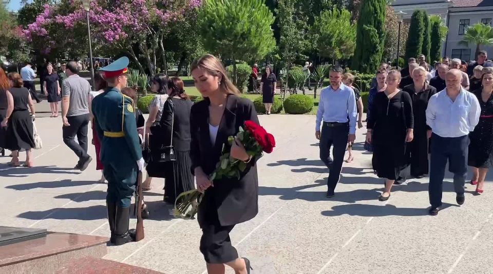 Коллектив представительства Россотрудничества почтил память погибших в Отечественной войне народа Абхазии 1992-1993 годов