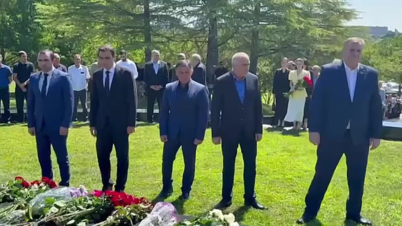 Бадра Гунба почтил память первого президента Абхазии Владислава Ардзинба
