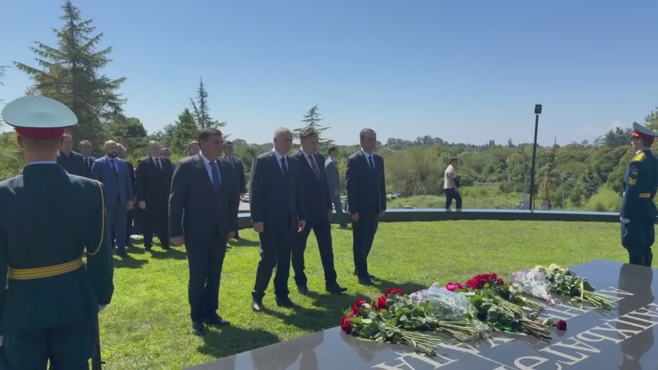 Президент Бадра Гунба почтил память Первого Президента Абхазии Владислава Ардзинба