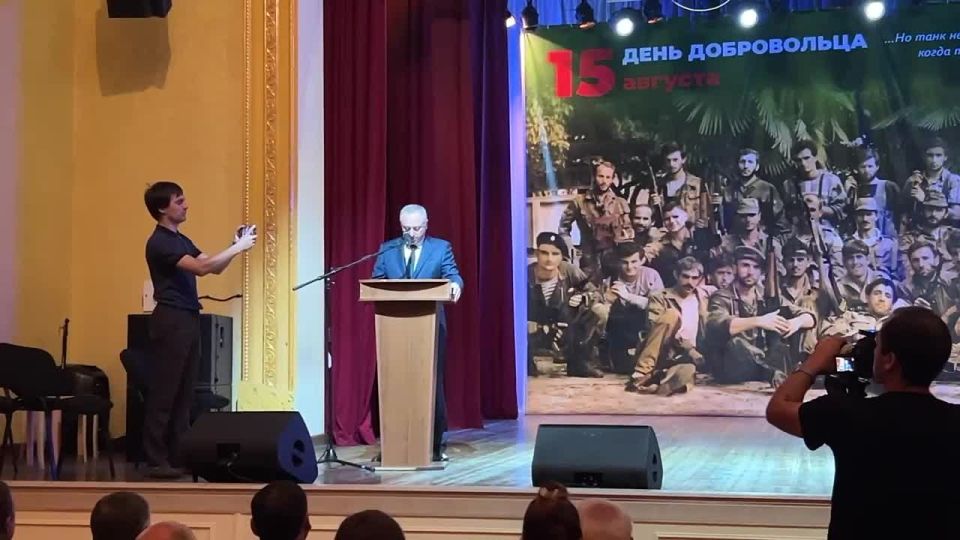 Торжественное заседание, посвященное Дню добровольца началось в Доме культуры Гудауты