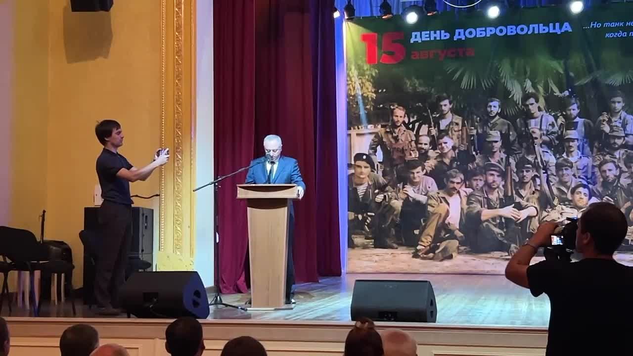 Торжественное заседание, посвященное Дню добровольца началось в Доме культуры Гудауты