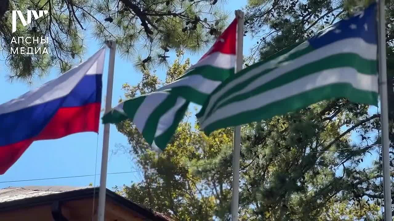 Руководители Абхазии возложили в Гудауте цветы к памятнику добровольцам, погибшим в Отечественной войне народа Абхазии 1992 - 1993 гг