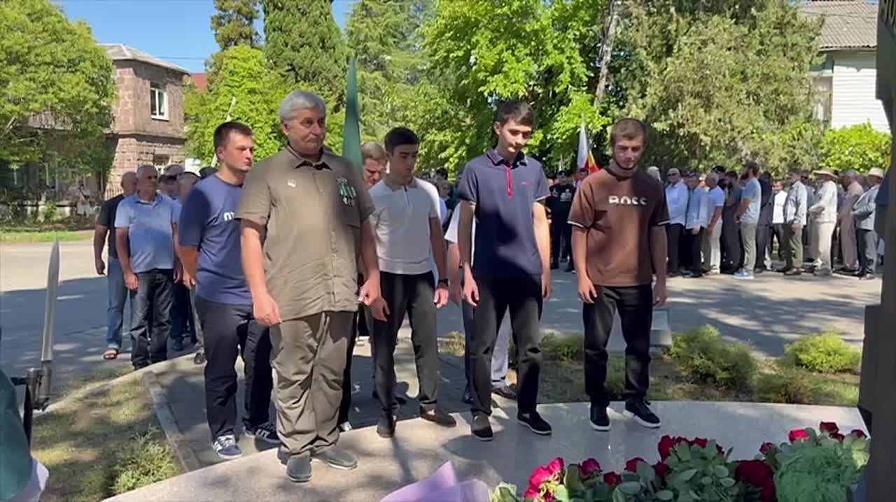 Президент Абхазии Бадра Гунба возложил цветы к памятнику добровольцам в Гудауте