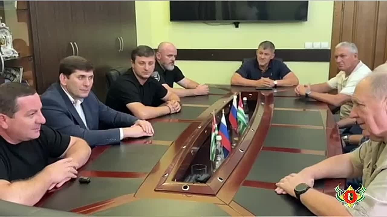 Вице-премьер, глава МВД Роберт Киут встретился с ветеранами спецназа, освобождавшими сухумское СИЗО 15 августа 1990 года