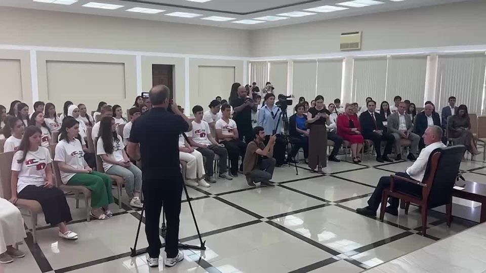 Началась встреча Президента Абхазии Бадры Гунбы с детьми из Северного Кавказа, которые отдыхают в лагере «Ахьышьрахь», организованном Государственным комитетом по репатриации