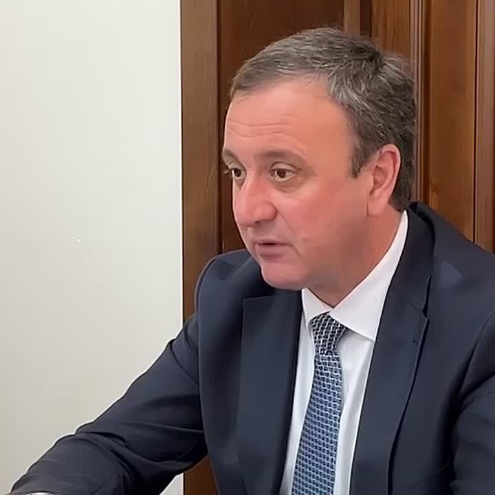 Все коммунальные службы задействованы в ликвидации последствий стихии в республике, они продолжают работать в усиленном режиме, сообщил на заседании Кабмина премьер-министр Владимир Делба