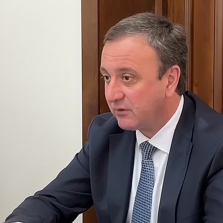 Все коммунальные службы задействованы в ликвидации последствий стихии в республике, они продолжают работать в усиленном режиме, сообщил на заседании Кабмина премьер-министр Владимир Делба