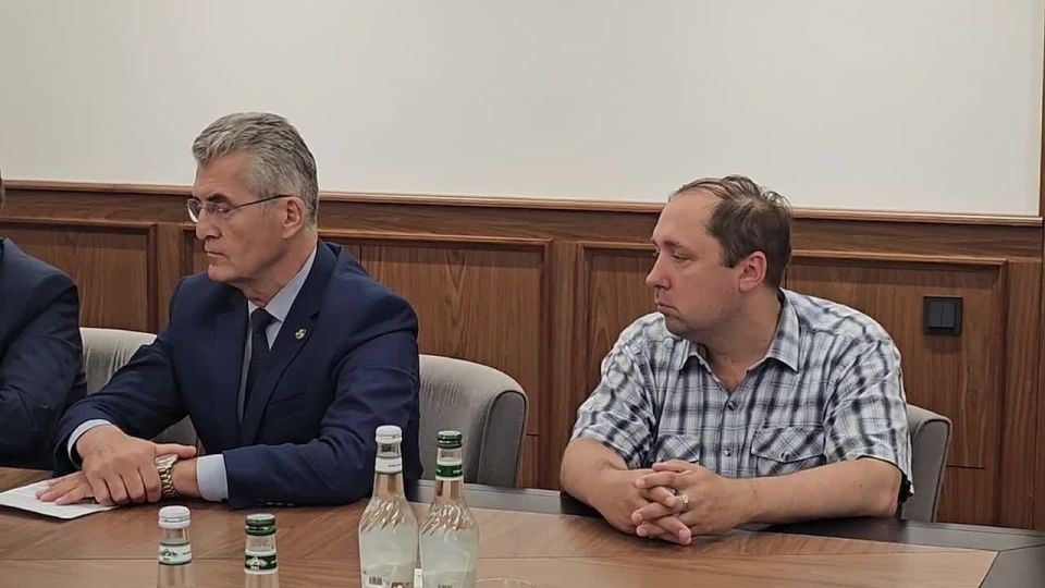 Президент Абхазии встретился с участниками Форума Совета старейшин коренных народов Евразии